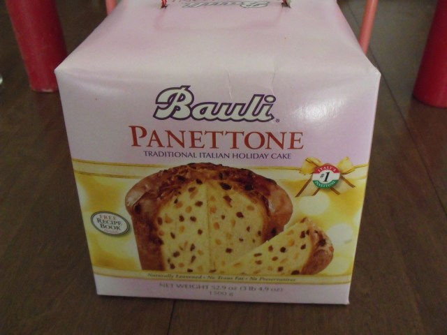 My Uncle Gino sent us a Panettone all the way from Silverspring, Md.  Thank you very much:)