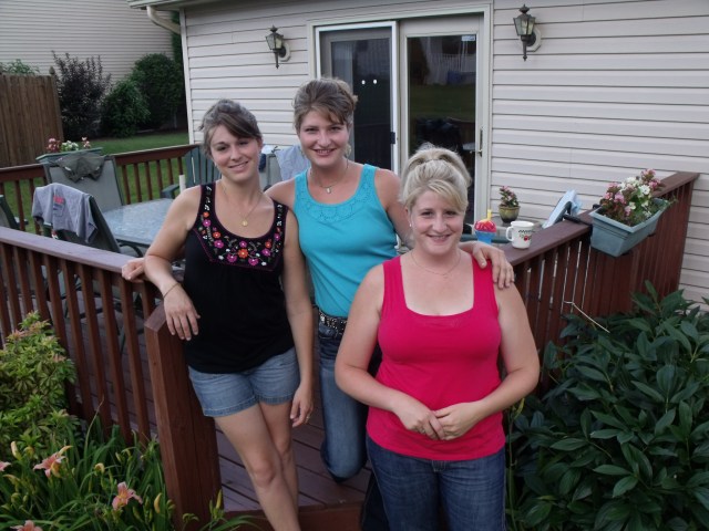 Picnics at mom's with Jessica, Marisa and Francesca.