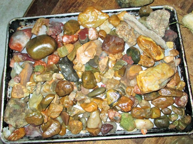 No you can't eat these ;) This is a tray of rocks that Bella bought home from Wyoming for me. I am a rock hound on my spare time.
