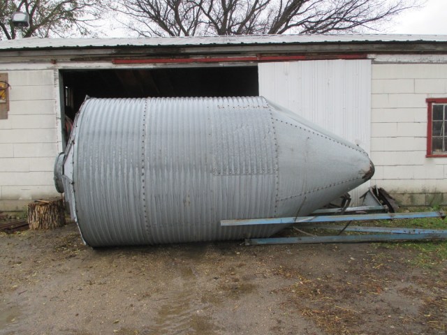 Good neighbors like Denny Timmerman make life good by giving the girls an old bin to repair. Works great now and holds Organic Barley!